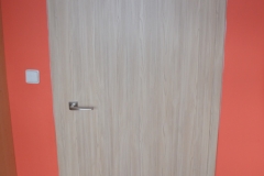 Nové dveře v paneláku 12